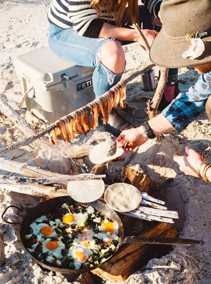 Coastal Picnic, Sarah Glover, Beach Cooking, Egg Tacos, Forest Food, Pit Cooking, Cooking Over Fire, Camping Dishes, Open Fire Cooking