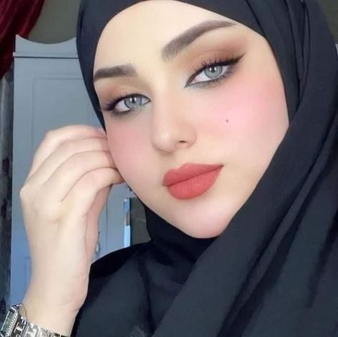 Arabian Beauty Women, Arab Beauty, Beautiful Muslim Women, Beautiful Long Hair, Graphic Design Tutorials, Beautiful Hijab, Beauty Face, Design Tutorials, Beautiful Eyes