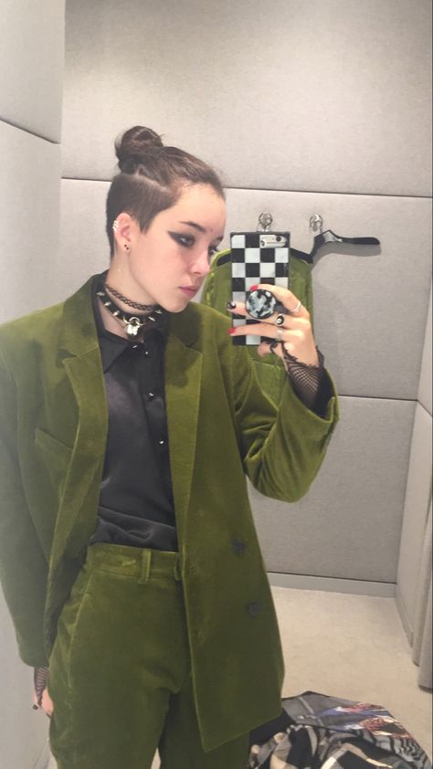 Trans Guy Prom Outfits, Funky Prom Outfits, Prom Nonbinary, Transmasc Prom Outfit, Transmasc Formal Wear, Masc Prom Outfit Girl, Punk Prom Outfit, Green Suit Aesthetic, Goth Prom Suit