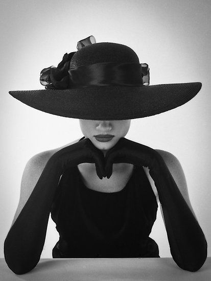 Black White Vintage Aesthetic, Large Hat Photoshoot, Big Hat Photoshoot, Black Hat Aesthetic, Hat Photoshoot Ideas, Women Wearing Hats, Black Hats For Women, Hat Poses, English Women