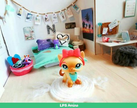 LPS DIY room inspiration Diy Lps House, Lps House Ideas, Lps Diy Furniture, Lps Houses Diy, Lps Room Ideas, Diy Lps Accessories, Lps Accessories Diy, Lps Bedroom, Lps House