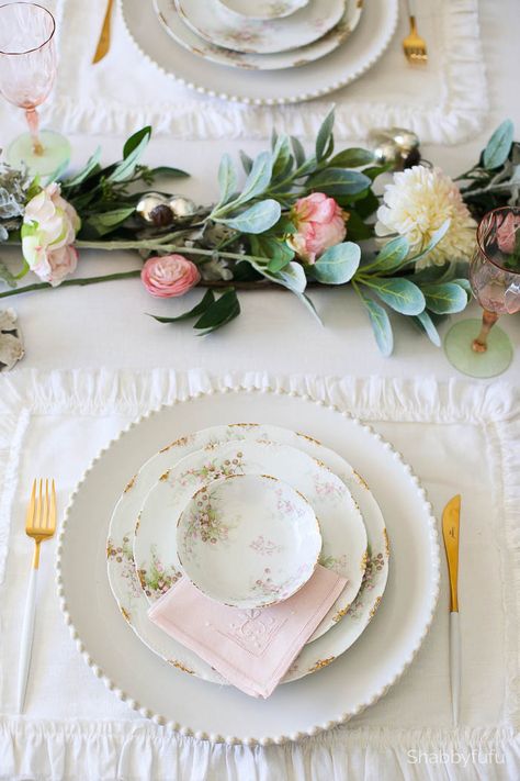 Essential Tips For Setting A Romantic Table For Any Occasion Feminine Table Settings, February Tablescapes, Elegant Table Decorations, Antique French Chairs, Table Settings Tips, Chabby Chic, Cottage Rose, Beautiful Tablescapes, Romantic Table