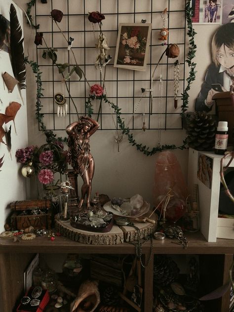 Roman Aesthetic Room, Roman Bedroom Aesthetic, Love Witch Aesthetic Bedroom, Greek Mythology Aesthetic Bedroom, Persephone Room Aesthetic, Witch Aesthetic Room Decor, Aphrodite Room Aesthetic, Witch Room Aesthetic Bedroom, Venus Witchcraft