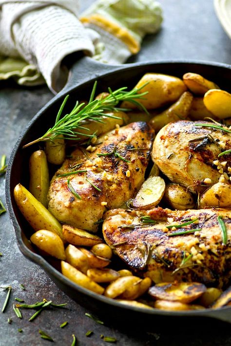 A fragrant rosemary garlic olive oil marinade gives this rosemary garlic chicken INCREDIBLE flavor and it's all roasted up with soft fingerling potatoes in one pot! Olive Oil Marinade, Fingerling Potatoes Recipes, Garlic Rosemary Chicken, Chicken And Potatoes, Garlic Chicken Recipes, Rosemary Garlic, Roasted Chicken Breast, Rosemary Chicken, Fingerling Potatoes