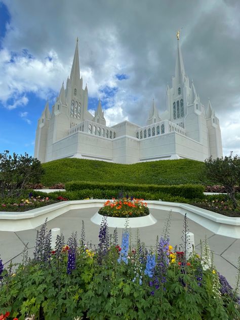 San Diego Temple, Elegant Wedding Themes, Cream Wallpaper, Temple Wedding, Lds Temples, Latter Days, God Loves Me, 2024 Vision, Jesus Loves Me