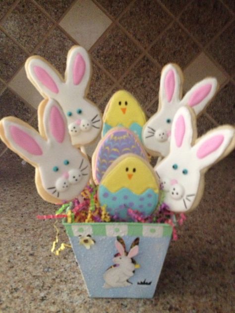 Easter Cookie Bouquet, Cookies Bouquet, Cookie Bouquets, Carrot Cookies, Easter Sugar Cookies, Edible Favors, Diy Easter Gifts, Easter Cookie, Cookie Bouquet