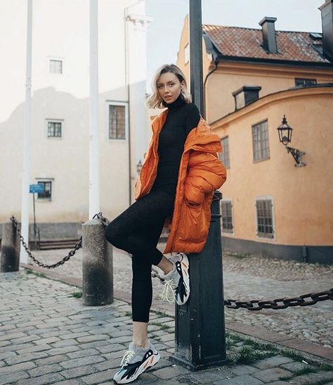 Orange Jacket Outfit Winter, Parka Jacket Outfit, Winter Jacket Outfits, Orange Scarf, Orange Jacket, Jacket Outfit, Patagonia Jacket, Aesthetic Outfit, Parka Jacket