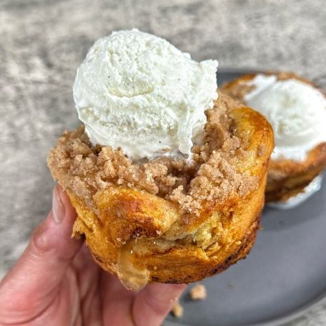 Apple Pie Cinnamon Roll Muffins - Recipe Champions Apple Pie Cups, Apple Pie Muffins, Cinnamon Roll Cupcakes, Josh Elkin, Cinnamon Roll Apple Pie, Cinnamon Roll Muffins, Apple Cupcakes, Cinnamon Muffins, Apple Muffins