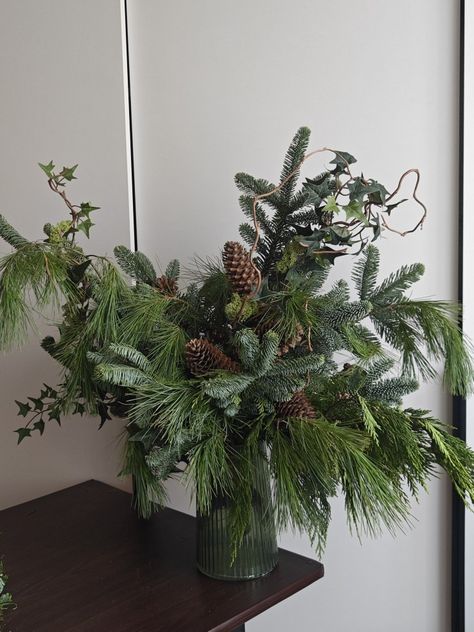 Natural green Christmas composition Xmas Flowers, Woodland Christmas Decor, Diy Christmas Gifts For Friends, Christmas Composition, Homemade Christmas Tree, Candle Arrangements, Christmas Dreaming, Christmas Flower Arrangements, Christmas Floral Arrangements