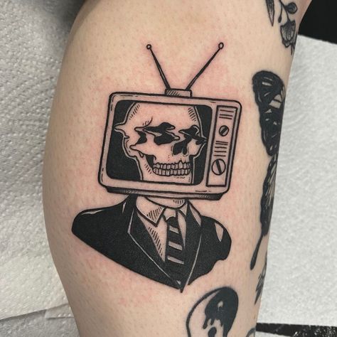 Radio Tattoo, Morning Tattoo, Emo Tattoos, Basic Tattoos, Retro Tattoos, Traditional Tattoo Sleeve, Old School Tattoo Designs, Instagram Tattoo, Small Tattoos For Guys