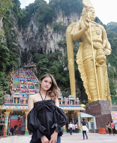 Batu Caves Outfit, Malaysia Photo Ideas, Malaysia Landscape, Ootd Traveling, Malaysia Aesthetic, Batu Cave, Singapore Aesthetic, Malaysia Trip, Kuala Lampur