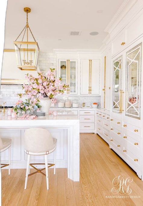 Simple Spring Decor, Preppy House, Spring Decor Ideas, Spring Kitchen, Preppy Kitchen, Spring House, Dream Life House, Kitchen Island Decor, Dream Beach Houses