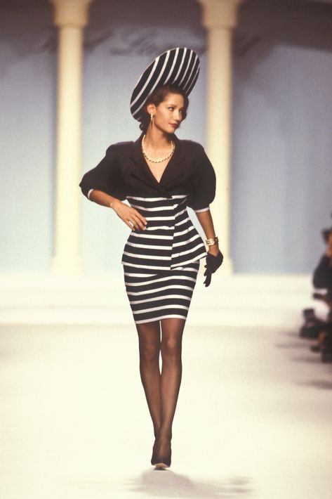 Marpessa Hennink, Karl Lagerfeld, 1988 Marpessa Hennink, Karl Lagerfeld Runway, 1980s Fashion Women, Close Calls, Karl Lagerfeld Fashion, Chanel Haute Couture, 1980s Fashion, Sonia Rykiel, 1920s Fashion