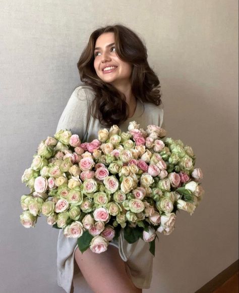 Birthday Pose With Flowers, Pose With Flowers Bouquets, Photo Poses With Flowers, Poses With Flowers Bouquets, Poses With Bouquet, Flower Bouquet Photoshoot, Florist Photoshoot, Pics With Flowers, Bouquet Poses