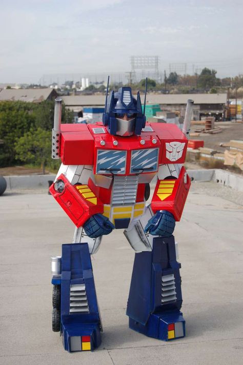 This is such an awesome how to for boy's/man's dress up. If i get started now, might just be ready for Halloween NEXT year! Optimus Prime Halloween Costume, Transformer Halloween Costume, Optimus Prime Costume, Transformer Costume, Cardboard Costume, Robot Costumes, Transformer Birthday, Transformers Optimus Prime, Halloween Contest