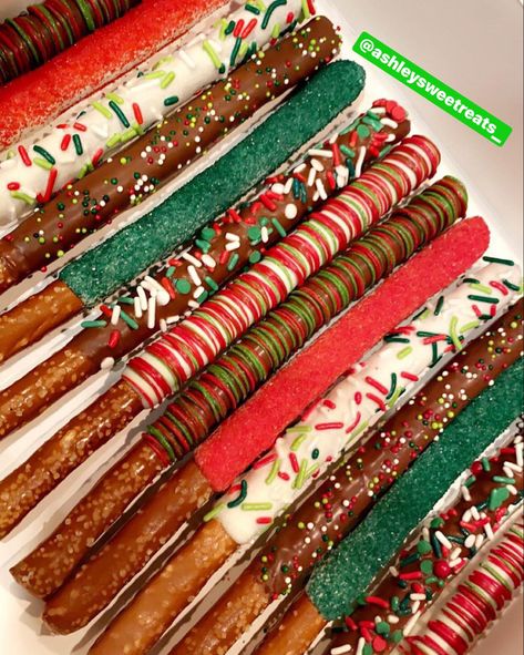 December Birthday Food Ideas, Christmas Desert Tray Ideas, Christmas School Bake Sale, Xmas Pretzel Treats, Christmas Themed Chocolate Covered Pretzels, Christmas Chocolate Molds, Christmas Birthday Snacks, Christmas Theme Ideas For Kids, Christmas Themed Dishes