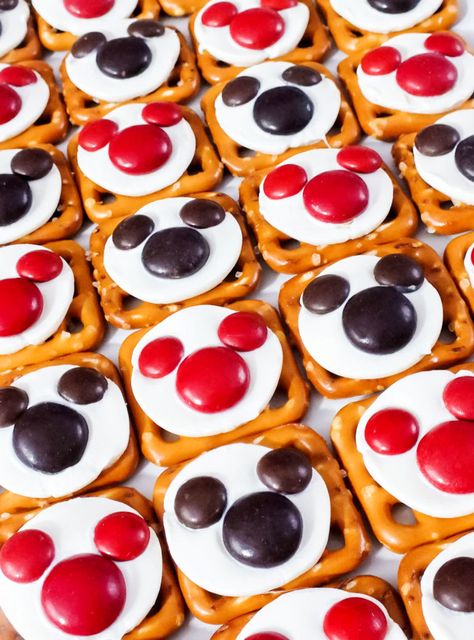 Our easy-to-make Mickey Mouse Pretzel Bites are yummy bites of sweet and salty goodness. Perfect for a Mickey Mouse Birthday Party or as an anytime treat for that Disney fan in your life. Pin this adorable Mickey Mouse treat for later and follow us for more fun Mickey Mouse Party Ideas. Mickey Mouse Treats, Christmas Food Crafts, Pretzel Bites Recipes, Pretzel Snacks, Pinwheel Cookies, Disney Recipes, Mickey Mouse Parties, Kids Party Food, Mouse Party