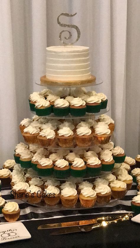 Emerald Green And Gold Wedding Cake And Cupcakes, Sweet 16 Color Schemes Green, Emerald And Gold Cupcakes, Forest Green Dessert Table, Green And Gold Desserts, Emerald Cupcakes, Emerald Green Cupcakes, Quinceanera Food, Gold Cake Table