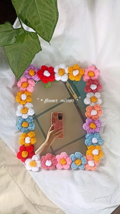 Diy flower mirror made with crochet puffy flowers Puffy Flower Mirror, Crochet Puff Flower Mirror, Crochet Mirror Decor, Things To Do With Crochet, Crocheted Room Decor, Crochet Flower Mirror, Cute Crochet Decor, Room Decor Crochet Ideas, Home Decor Crochet Ideas