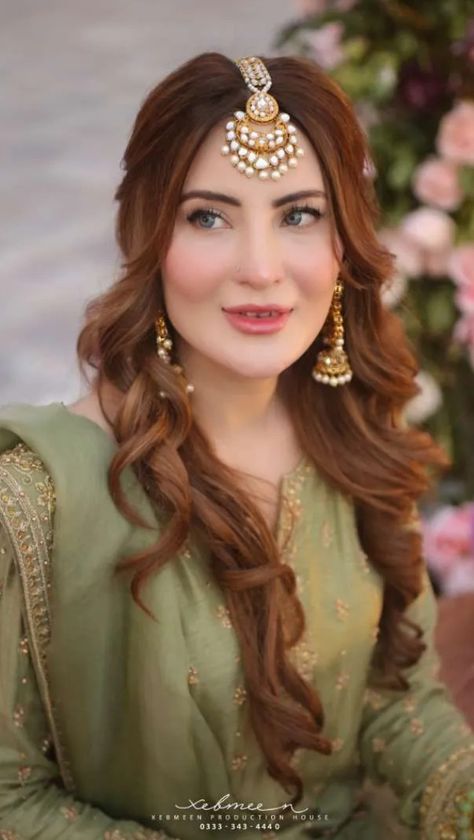 Hairstyles With Bindiya Long Hair, Bindiya Hairstyles, Mehndi Hairstyle, Pakistani Makeup Looks, Easy Curled Hairstyles, Bride Things, Pakistani Makeup, Mehndi Hairstyles, Hairstyles For Gowns