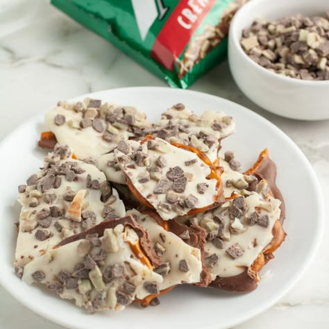 This simple Andes pretzel bark recipe is made with chocolate, white chocolate, pretzels, and Andes Mints. A delicious pretzel bark recipe for the holidays. It's also great for a homemade gift. Andes Mint Recipes, Pretzel Bark Recipes, Pecan Pie Bark, Andes Mint Chocolate, Andes Mints, Pretzel Bark, Fun Recipes To Try, White Chocolate Pretzels, Pretzel Shape