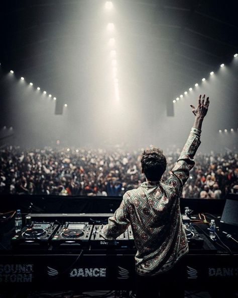 Dj Moodboard, Rave Photography, Dj Aesthetic, Dj Festival, Club Photography, Lost Frequencies, Dj Photo, Edm Dj, Dj Photos