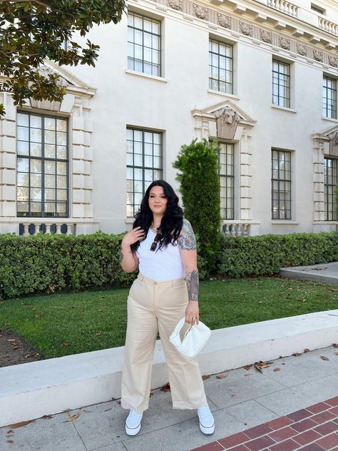 Beige Pants Outfit Midsize, Beige Pants Outfit Plus Size, Converse Plus Size Outfit, Outfit With Converse Platform, Plus Size Converse Outfit, White Converse Outfit Women, White Tan Outfit, Converse White Outfit, Cargo Pants Outfit Plus Size