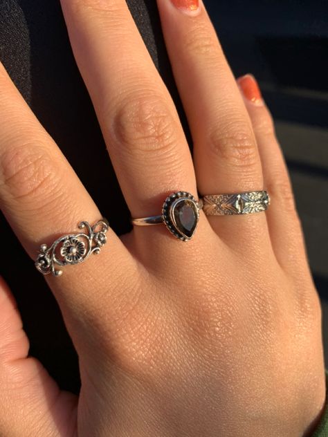 Stone Rings Aesthetic, Earthy Rings Aesthetic, Rings Aesthetic Vintage, Silver Ring Aesthetic, Ring Styling, Alt Rings, Ring Inspo Jewelry Silver, Grunge Rings, Grunge Jewellery