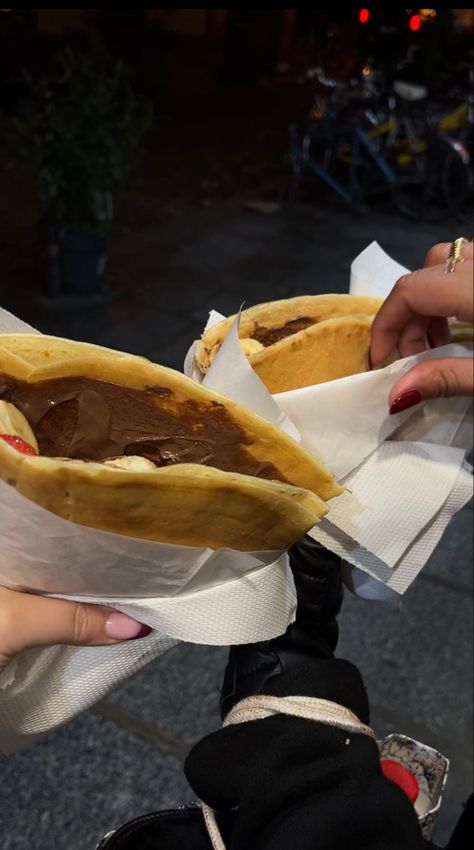 Street Food In Paris, Paris Street Food, Food Nutella, Nutella Crepes, French Crepes, Aesthetic School, Planet Necklace, Sweet Food, Paris Street