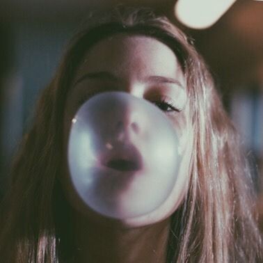 girl blowing bubble gum//brownish Blowing Bubble Gum Drawing Reference, Bubble Gum Photoshoot Ideas, Blowing Bubble Gum Aesthetic, Bubble Gum Photography, Bubble Gum Photoshoot, Bubble Gum Aesthetic, Girl Blowing Bubble Gum, Bubblegum Blowing, Bubble Gum Blowing