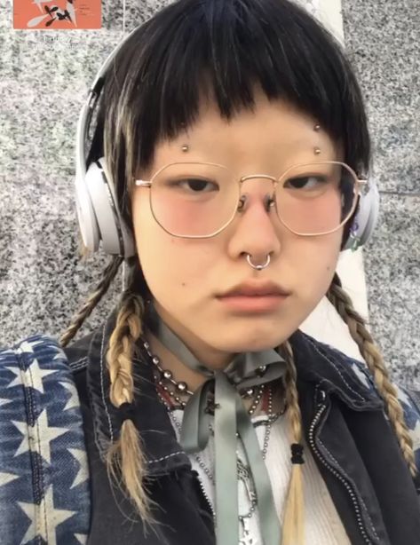 Micro Bangs, How To Have Style, 2022 Review, Best Headphones, Music Production, Hair Reference, Body Mods, Drawing People, Hair Inspo