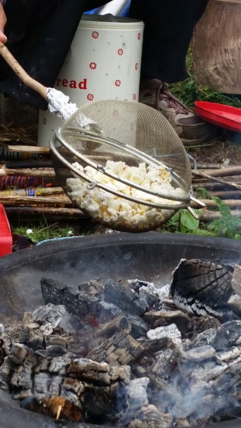 Cooking Popcorn, Worms Eye View, Camping Hacks Diy, Campfire Food, School Leader, Fire Cooking, Campfire Cooking, Have Inspiration, Diy Camping