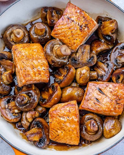 Pan filled with glazed mushrooms and salmon Honey Balsamic Salmon, Balsamic Salmon Recipes, One Pan Salmon, Mushroom Dinner, Balsamic Salmon, Seared Salmon Recipes, Quick Salmon, Delicious Salmon Recipes, Mushroom Recipes Healthy