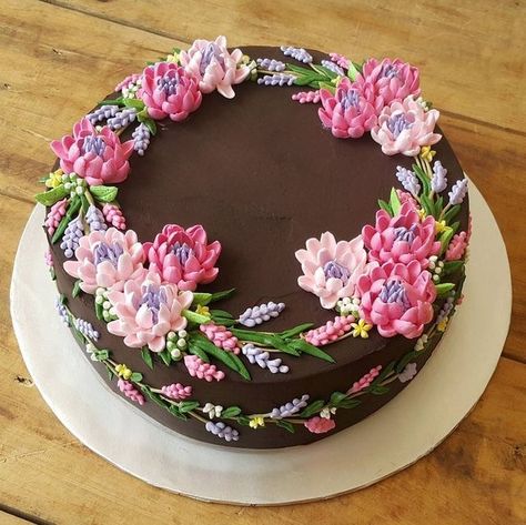 Torturi Baby Shower, Super Torte, Buttercream Flower Cake, Spring Cake, Cake Decorating Designs, Cake Icing, Dessert Decoration, Floral Cake, Fancy Cakes