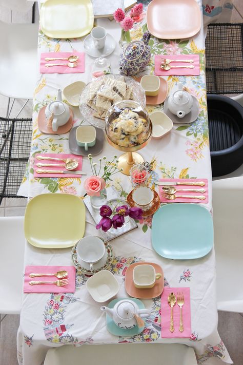 a few weeks ago i styled this sweet tea party for a fourth birthday. the  hostess, tera, had an AMAZING selection of vintage dinnerware and tea sets  to work with. not to mention those fabulous table cloths. i brought in a  few of the finishing details and some blooms to bring the table to life.   these lucky girls also all received their own teapots as part of their  party favors! how adorable right? i customized each one with the girls'  names and placed around the the table where they we... Deco Pastel, Tafel Decor, High Tea Party, Vintage Tea Party, Afternoon Tea Parties, Beautiful Table Settings, Tea Party Garden, Handmade Uk, Tea Party Birthday