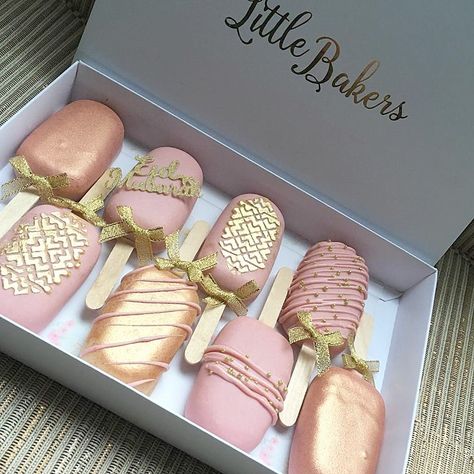 Little Bakers on Instagram: “Eid Cakesicles Still Available. Orders close 6pm Today (Saturday) #littlebakersglasgow #cakesicles #cakesiclesglasgow #cakesinglasgow…” Elegant Cake Pops, Popsicles Cake, Patisserie Fine, Cake Mini, Chocolate Covered Treats, Baking Business, Elegant Cakes, Cake Balls, Packaging Ideas