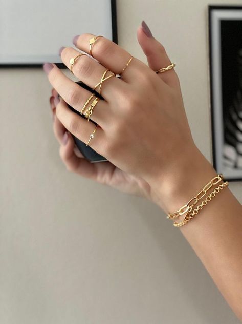 Minimalist Accessories Jewellery, Simplistic Jewelry, Aesthetic Ring, Accessorize Jewellery, Real Gold Chains, Silver Jewelry Accessories, Accessories Aesthetic, Gold Jewelry Outfits, Pretty Jewelry Necklaces