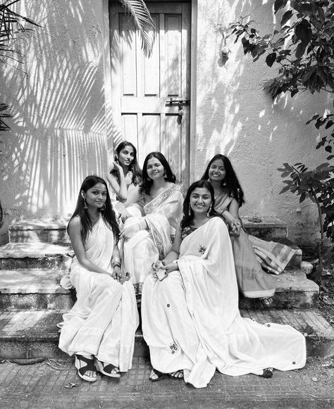 Onam Pictures, Onam Photos, Saree Aesthetics, Group Photo Poses, Group Picture Poses, Sisters Photoshoot Poses, Indie Photography, Bride Photos Poses, Sister Poses