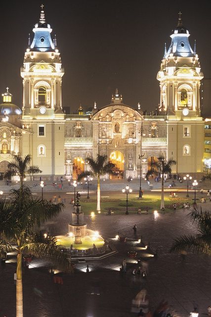 Encuentra todo lo que puedes hacer en Lima en : https://tusproximasvacaciones.wordpress.com/tus-proximas-vacaciones-en-suramerica/tus-proximas-vacaciones-de-fin-de-ano-en-peru/tus-proximas-vacaciones-en-lima/ Colonial Facade, Lima Peru Travel, Fun Vacations, Peruvian Culture, Peru Vacation, Peru Beaches, Travel Peru, Peru Travel Guide, Peru Travel