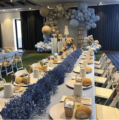 Blue babies breath Baby Shower Table Decoration Ideas Boy, Pop Baby Showers, Baby Shower Giraffe, Baby Shower Decorations For Boys, Boy Baby Shower Themes, Bear Party, Teddy Bear Baby Shower, Foto Baby