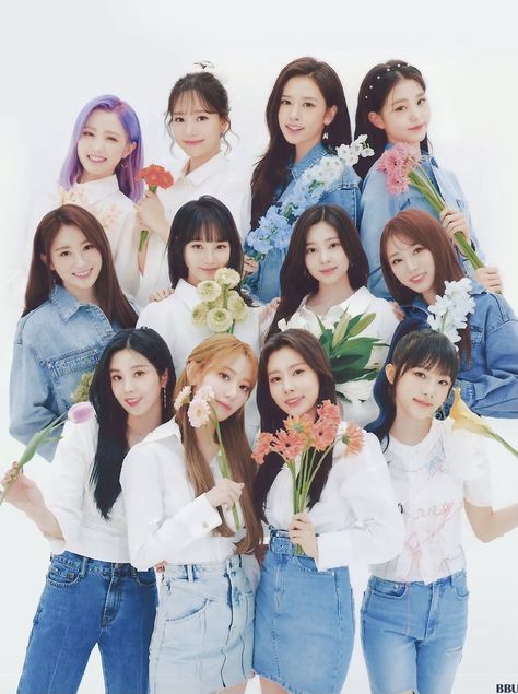 Iz*one Group Photo, Funny Group Photos, Iz*one Ot12, Group Picture Poses, Sakura Miyawaki, Group Pictures, Passion Project, Group Photos, 3 In One