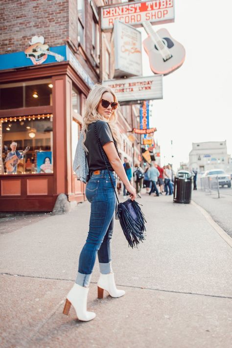 AN AFTERNOON ON BROADWAY | #MOVEYOURLEE – Hunter Premo Nashville Outfits Spring, Nashville Style Outfits, Tennessee Outfits, Fest Outfits, Nashville Trip, Nashville Style, Looks Country, Nashville Outfits, Glass Repair