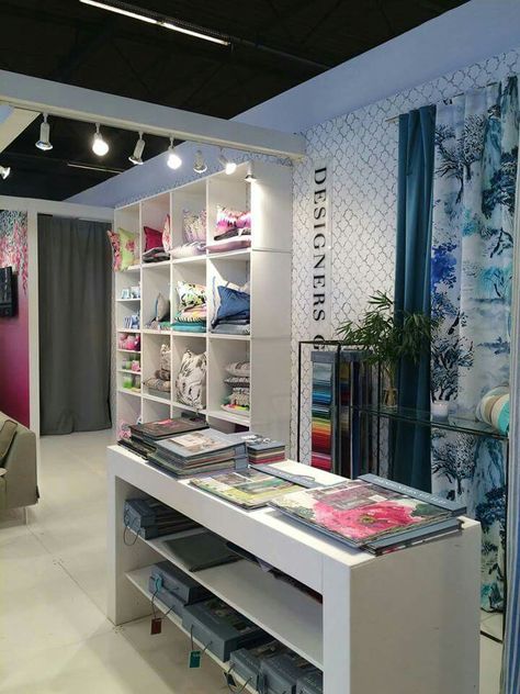 Showroom Curtain Showroom, Curtain Display, Interior Design Showroom, Showroom Ideas, Showroom Display, Curtain Shop, Shop Displays, Fabric Display, Shop House Ideas