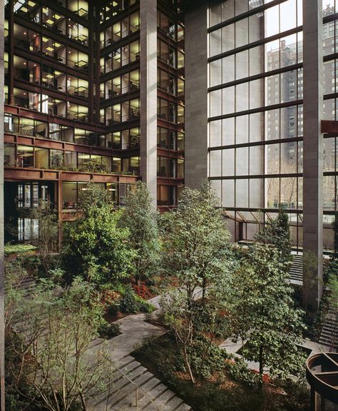 (STÄNGT TILL 2018) The Ford Foundation Atrium, Roche Dinkeroo & Dan Kiley, 1440 Broadway Atrium Landscape, Foundation Building, Atrium Garden, New York Landmarks, Nyc Interior Design, Ford Foundation, Internal Courtyard, Landscape Elements, Dawn And Dusk