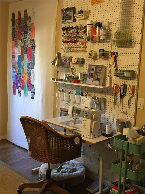 Small Sewing Rooms, Learn Sewing, Sewing Desk, Design Studio Workspace, Ideas For Sewing, Colorful Hairstyles, Sewing Room Inspiration, Room Organisation, Sewing Room Storage