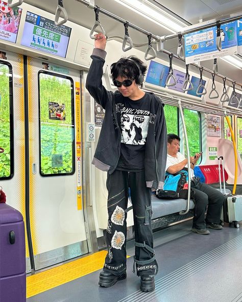 Zild Benitez Aesthetic Wallpaper, Zild Benitez Outfit, Zild Benitez Aesthetic, Zild Benitez Wallpaper, Zild Benitez, Band Outfits, Aesthetic Ig, Aesthetic Clothes, Rock And Roll