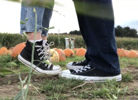 Fall Date Photos, Fall Dating Aesthetic, Couples In Pumpkin Patch, Pumpkin Patch Couple Aesthetic, Cute Couple Fall Ideas, Teenage Couple Fall Photoshoot, Pumpkin Couples Photoshoot, Spooky Season Couple Pictures, Pumpkin Picking Couple Pictures