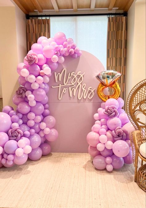 Pink And Purple Bridal Shower Decor, Purple Themed Bridal Shower Ideas, Purple Bridal Shower Theme, Bridal Shower Purple Theme, Surprise Bridal Shower Ideas, Bride To Be Decoration Ideas At Home, Pink Bridal Shower Ideas Decoration, Miss To Mrs Shower Ideas, Purple Bridal Shower Ideas