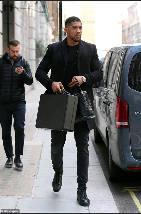 Well dressed #anthonyjoshua Anthony Joshua Style, Style For Tall Guys, Black Men Dressed Up, Black Men Fashion Casual Well Dressed, Tall Men Outfits, Classy Black Men, Handsome Black Guys, Well Dressed Men Casual, Outfits Masculine