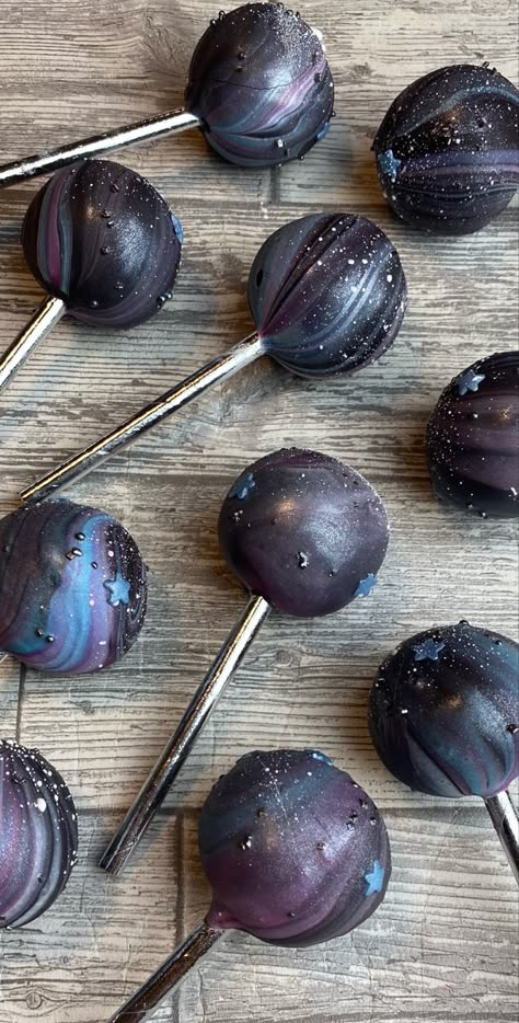 Galaxy Candy Bar, Galaxy Cakepops, Celestial Masquerade, Galaxy Cake Pops, Alien Theme Party, Space Cowboy Party, Meet And Greet Ideas, Cake Pops Designs, Star Party Ideas